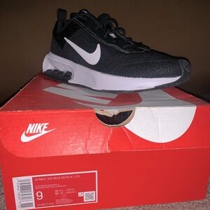Size 9 Women’s Nike Air Max